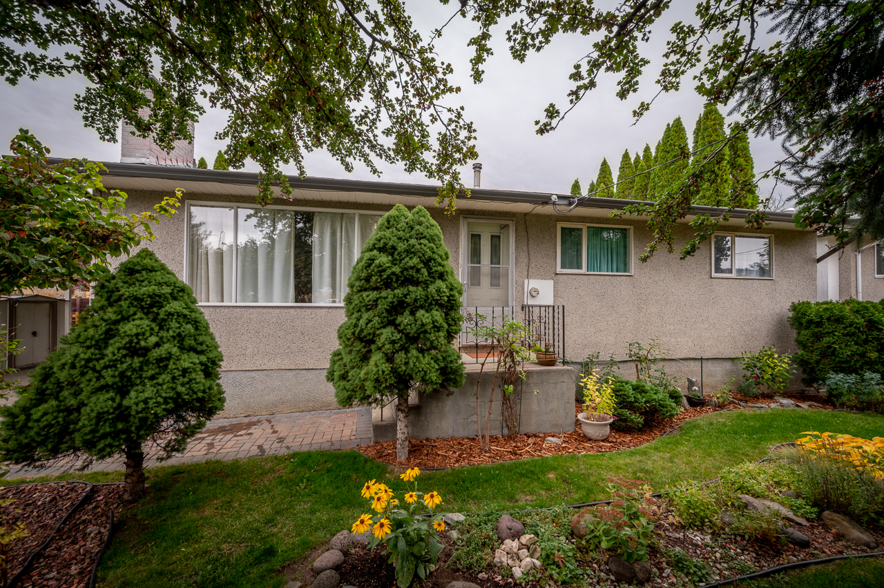 Beautifully Landscaped Yard & In-law Suite – 161 Tamarack Ave